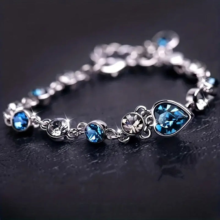 Zachte glans armband van wit goud met hartje.