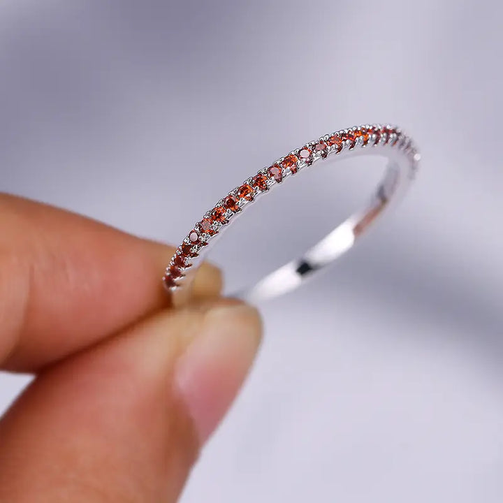 Elegante witgouden ring met subtiele zirkonia details