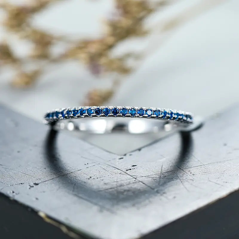 Dromerige witgouden ring met delicate zirkonia details