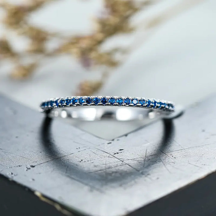 Dromerige witgouden ring met delicate zirkonia details