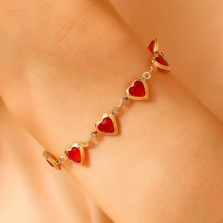 Elegante gouden armband met subtiele garnet steentjes
