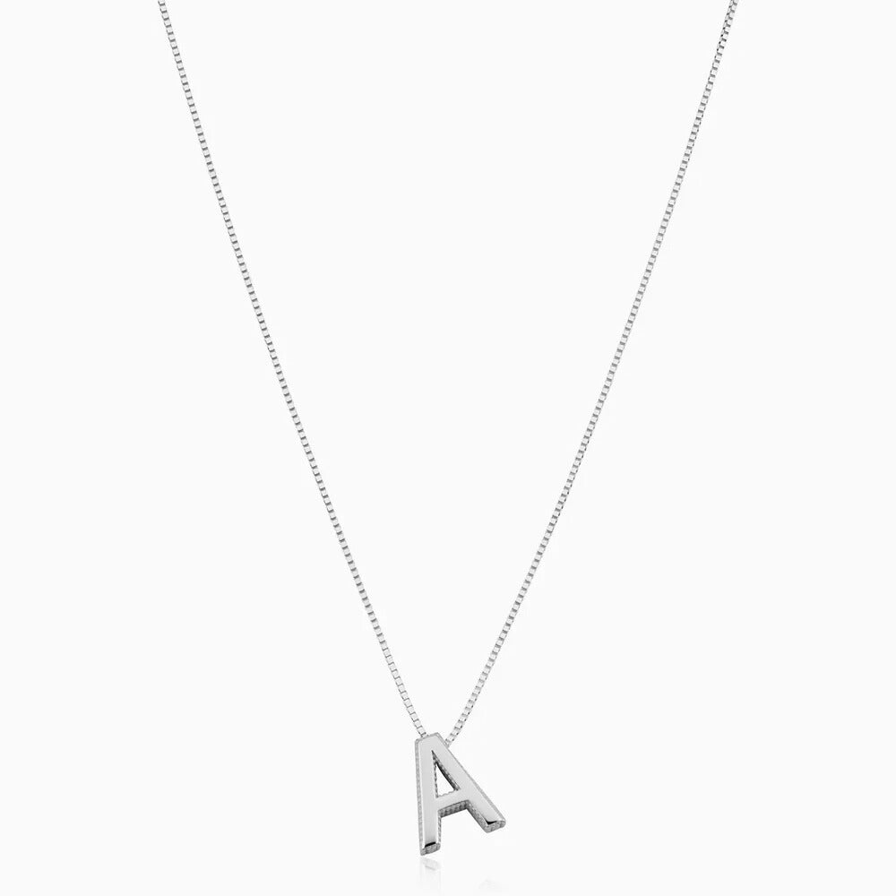 Verfijnde witgouden ketting met initiaal hanger.