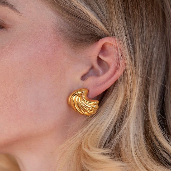 Elegante gouden oorbellen met schelpdesign