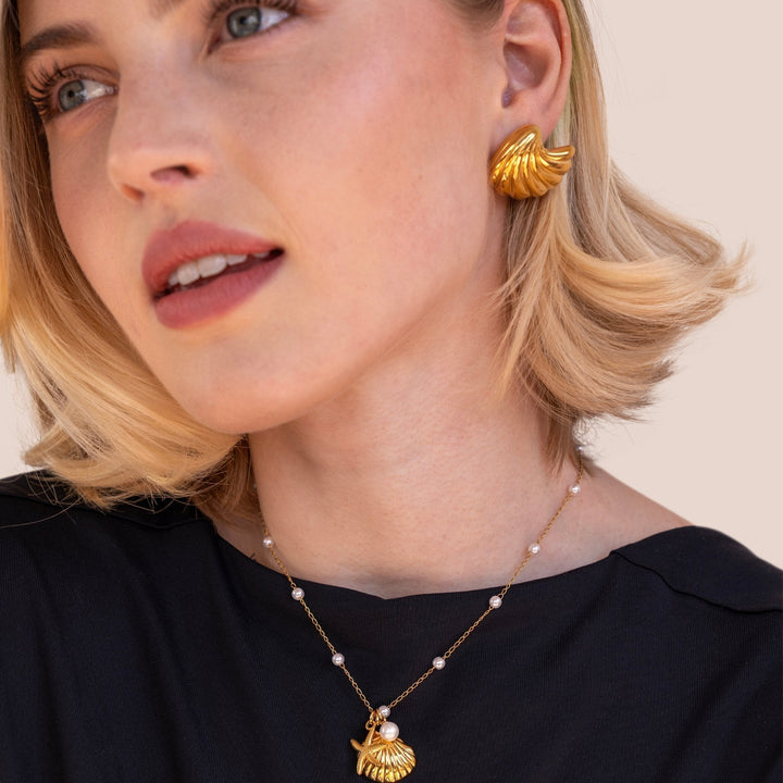 Elegante gouden oorbellen met schelpdesign