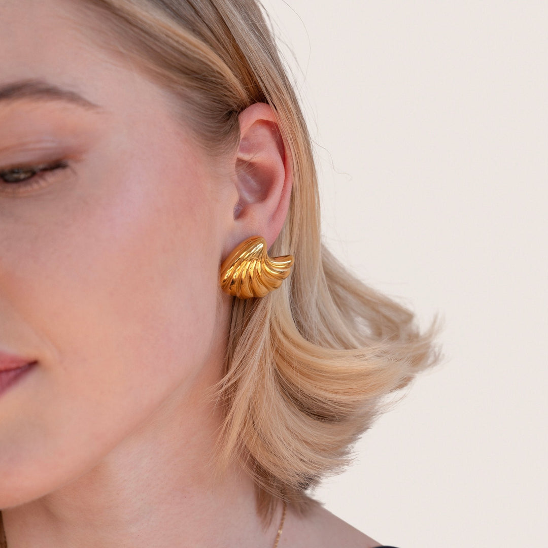 Elegante gouden oorbellen met schelpdesign