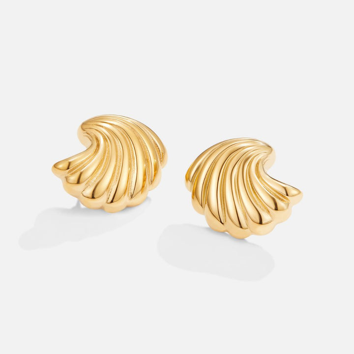 Elegante gouden oorbellen met schelpdesign