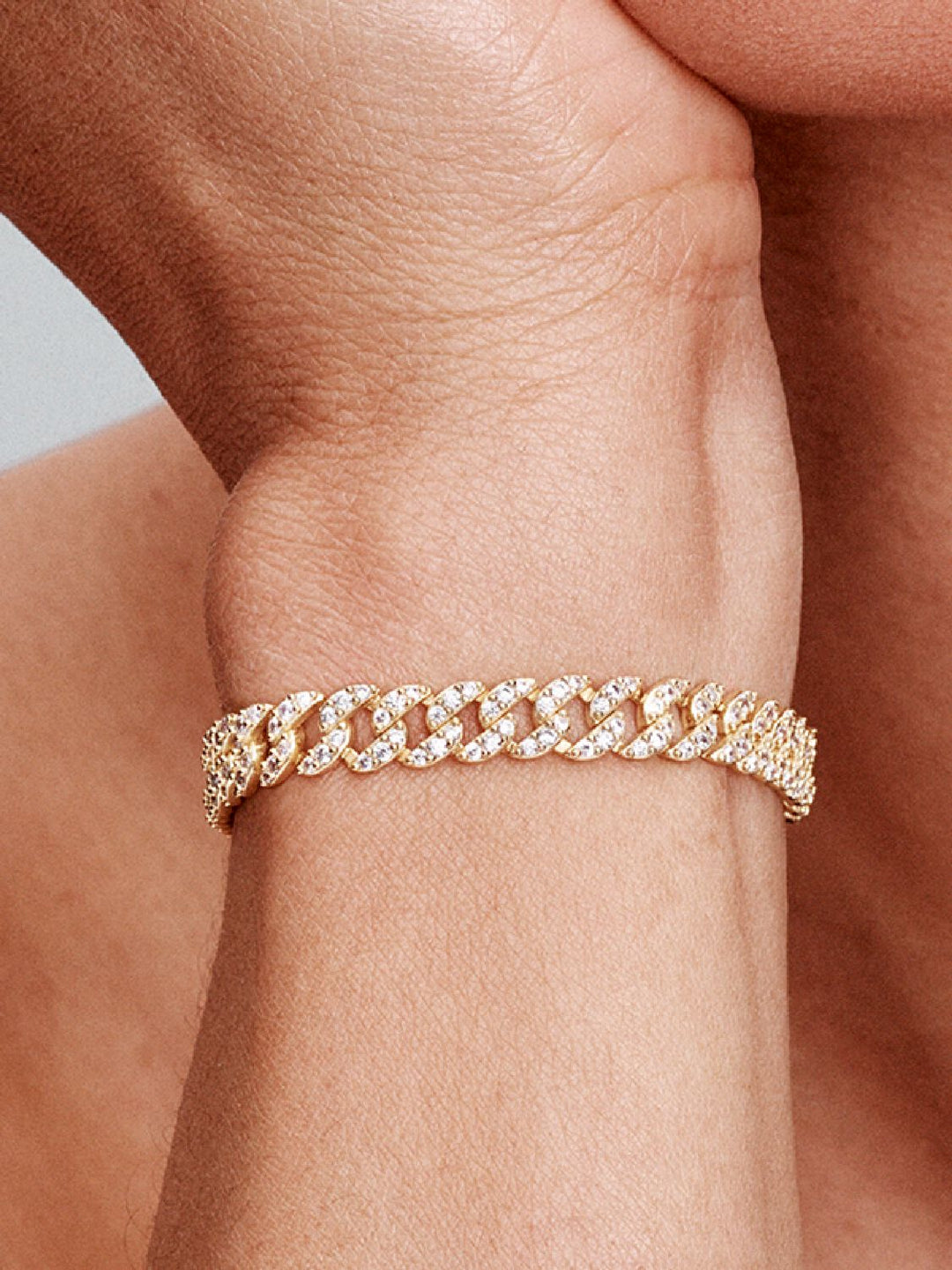 Elegante gouden armband met moissaniet details