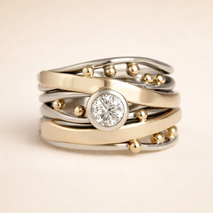 Elegante gouden ring met zirkonia en verfijnd interieur