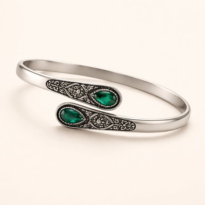 Zachte schijn van wit goud armband met delicate details