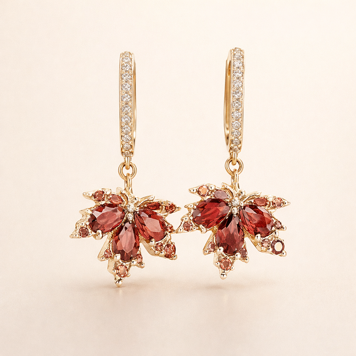Elegante gouden oorbellen met zirkonia bladmotief