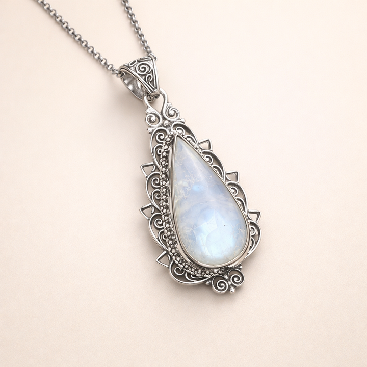Elegante ketting met antieke maansteen