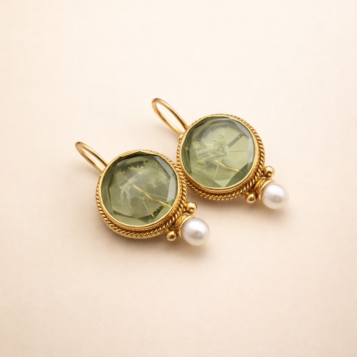 Elegante oorbellen met groene steen en parel in wit goud