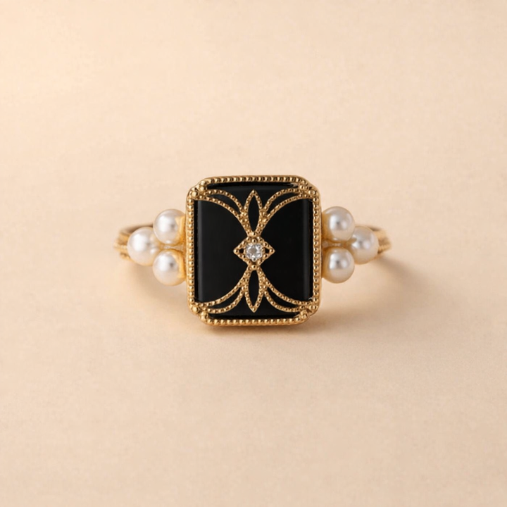 Elegante gouden ring met antieke zwarte parel