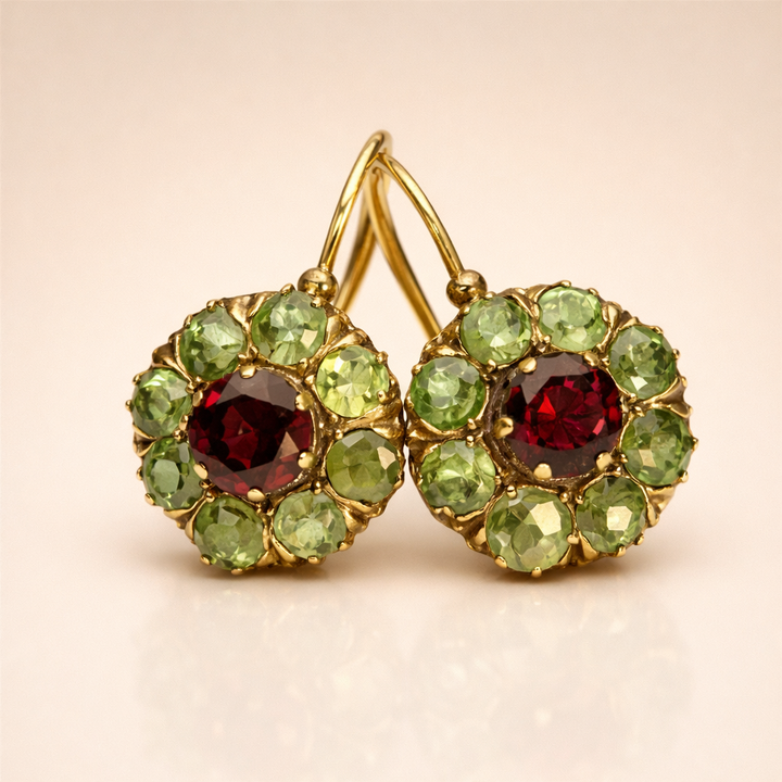 Elegante gouden oorbellen met groene en rode kristallen
