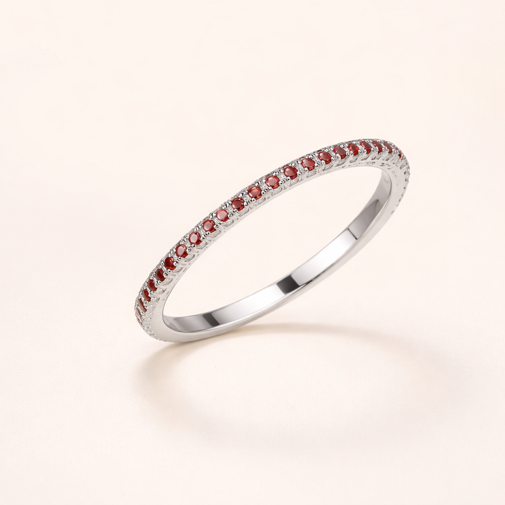 Elegante witgouden ring met subtiele zirkonia details