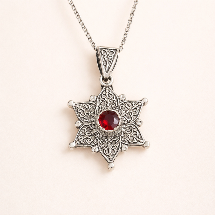 Elegante witgouden ketting met subtiele hangende steentjes