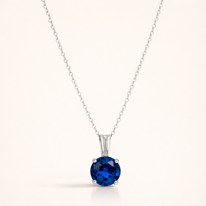 Elegante witgouden ketting met ronde geslepen saffier