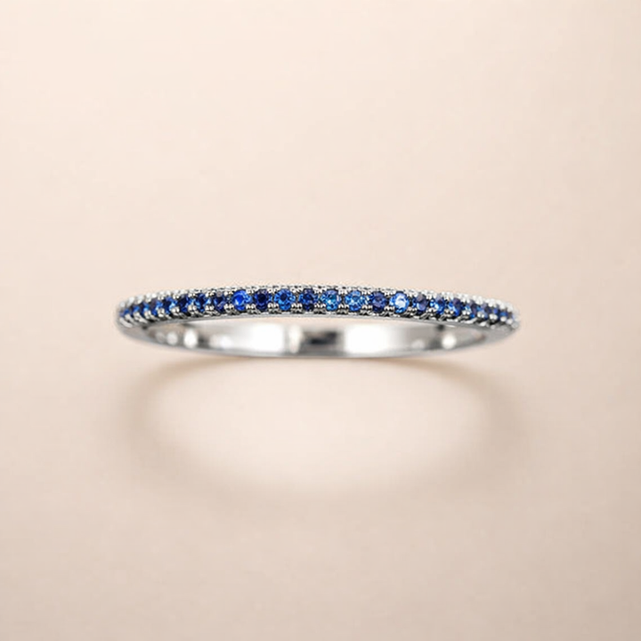 Dromerige witgouden ring met delicate zirkonia details