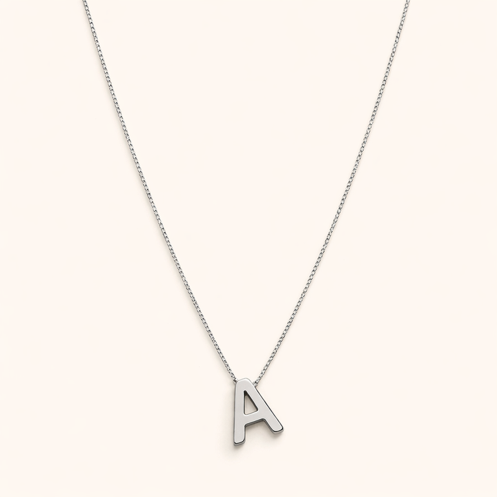 Verfijnde witgouden ketting met initiaal hanger.
