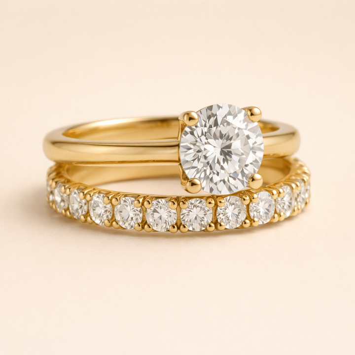 Minimalistische gouden ring met subtiele zirkonia steentjes