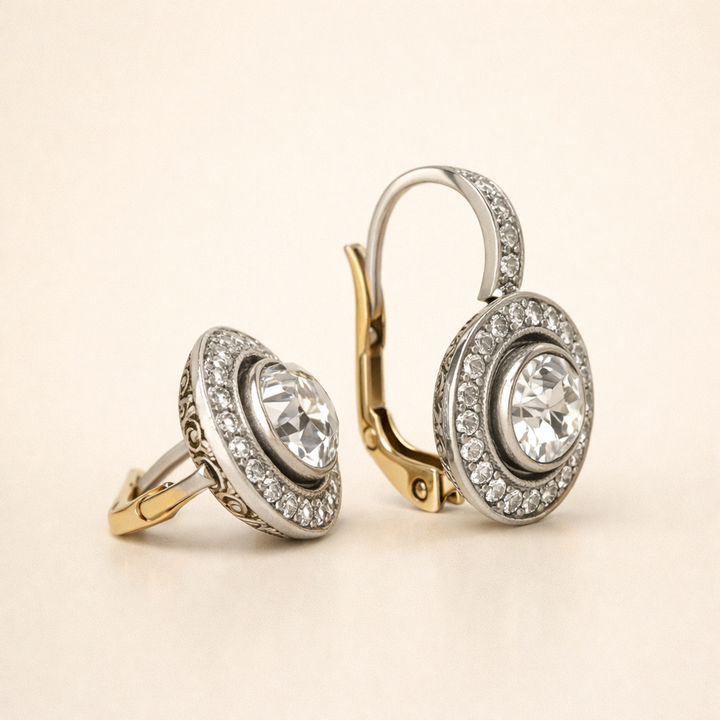 Elegante gouden oorbellen met sprankelende kristallen