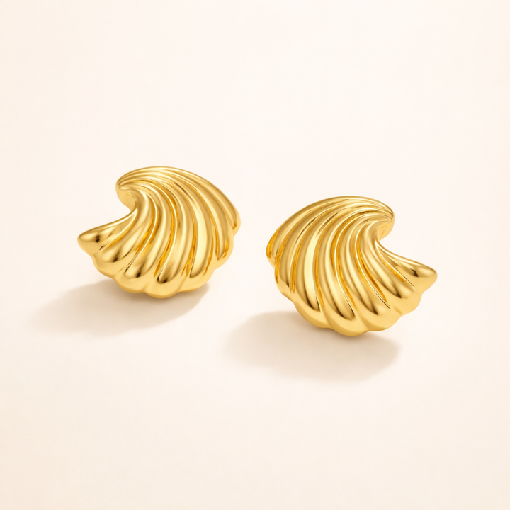 Elegante gouden oorbellen met schelpdesign