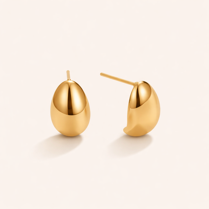 Elegante gouden oorbellen met een verfijnde curve