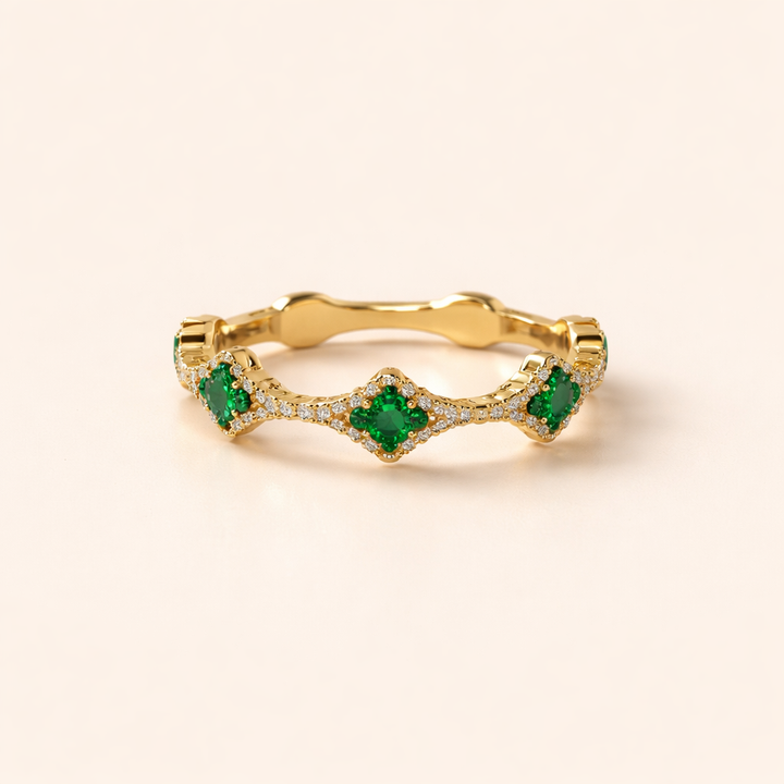 Verfijnde kristallen ring met klavertje vier in zilver