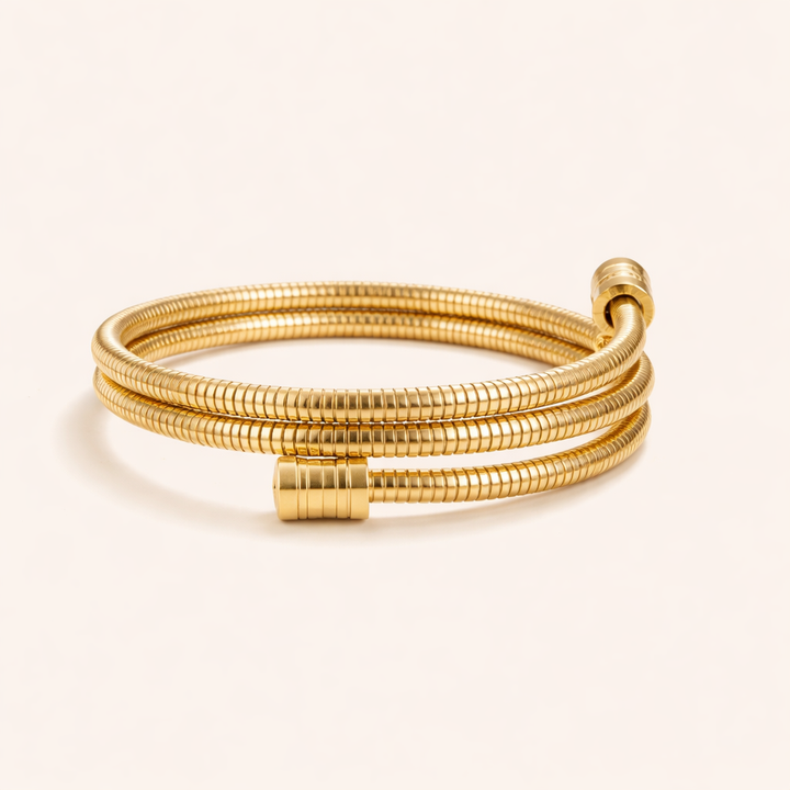 Elegante gouden armband met verfijnde draaiing