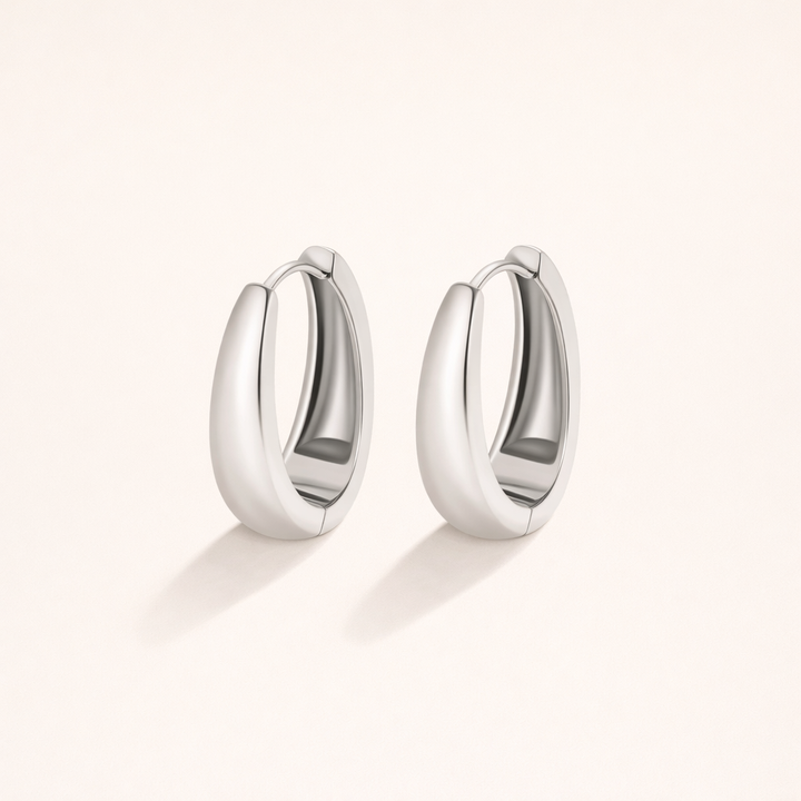 Elegante zilveren oorbellen met subtiele zirkonia details