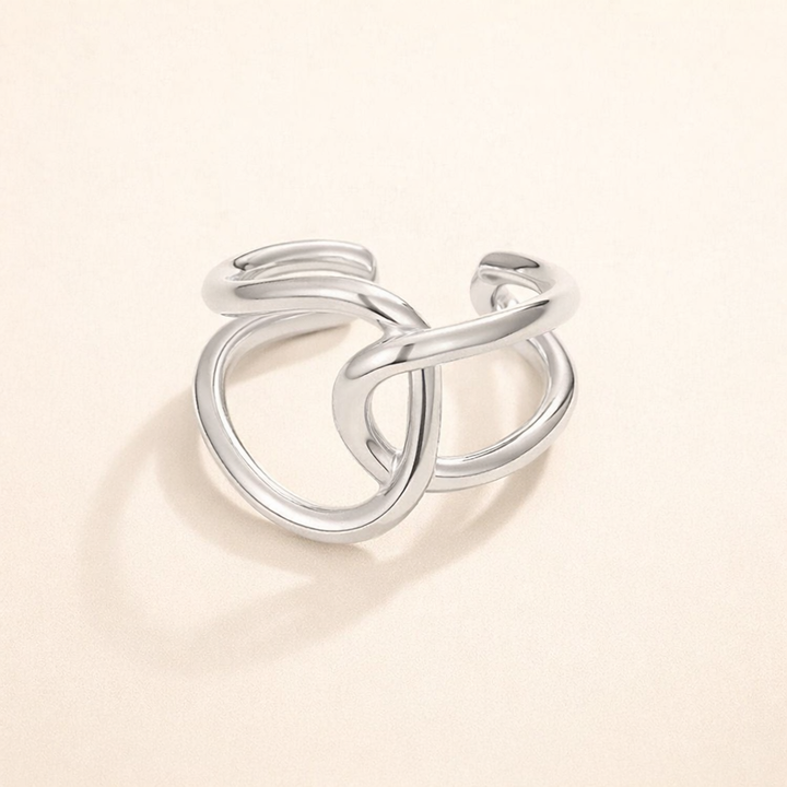 Elegante zilveren ring met subtiele zirkonia details