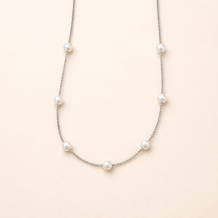 Elegante zilveren ketting met parel en verfijnde details