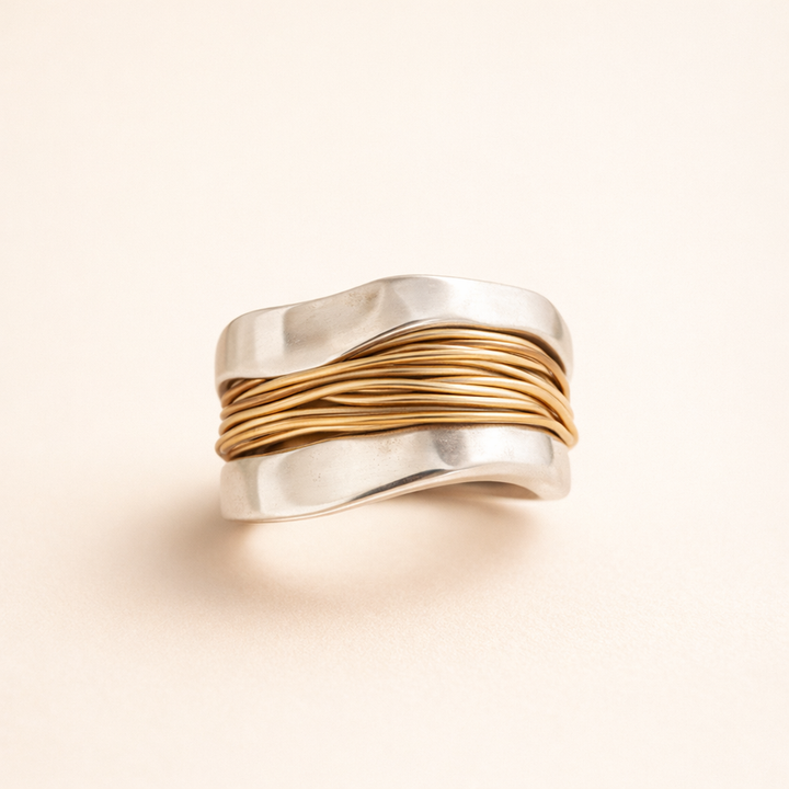 Elegante zilveren ring met verfijnde gouddraden