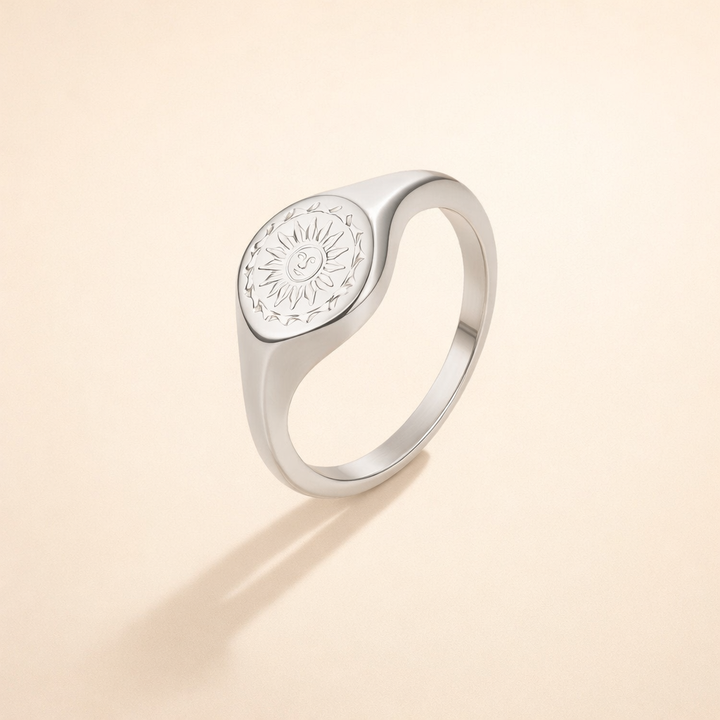 Zilveren ring met zonnestraal motief