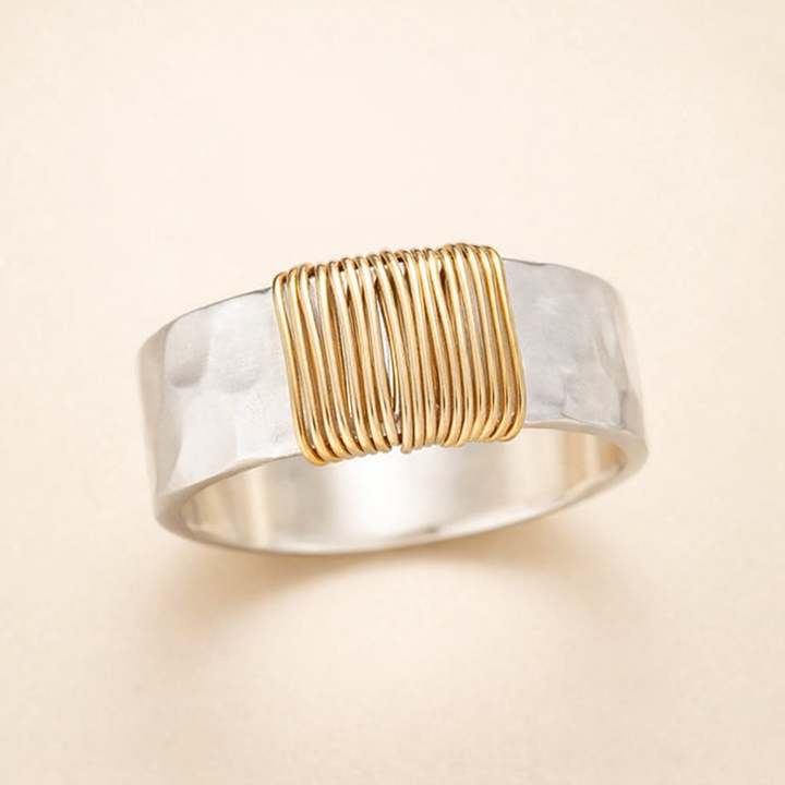 Elegante gouden ring met verfijnde draadstructuur