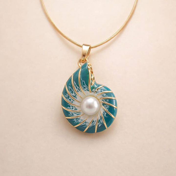 Zachtblauwe parelketting met schelpelementen