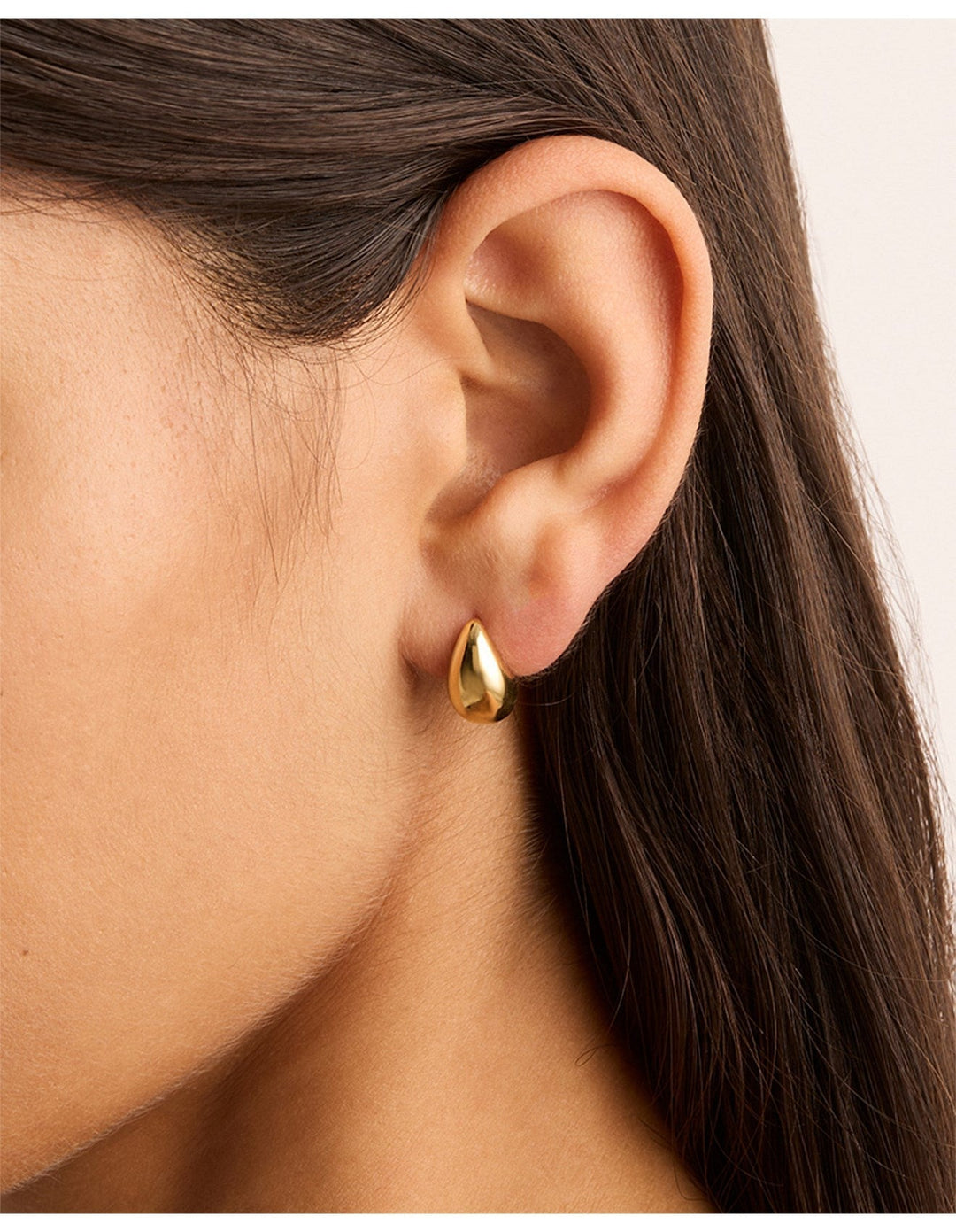 Verfijnde gouden oorbellen met elegante hangende details