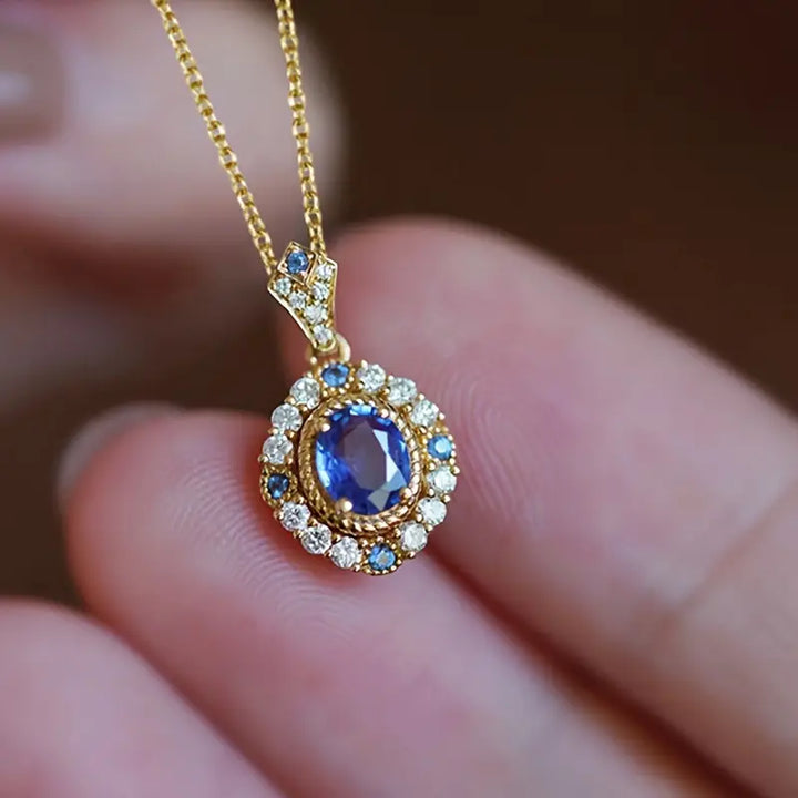 Zachte gouden ketting met een verfijnde maan