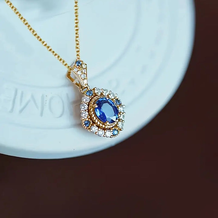 Zachte gouden ketting met een verfijnde maan