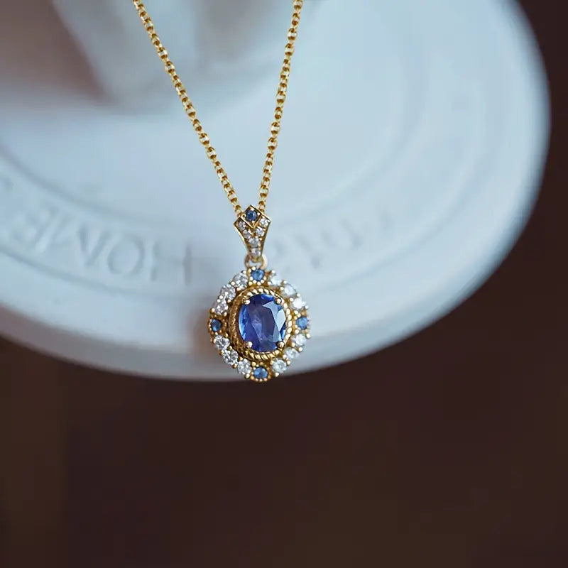 Zachte gouden ketting met een verfijnde maan