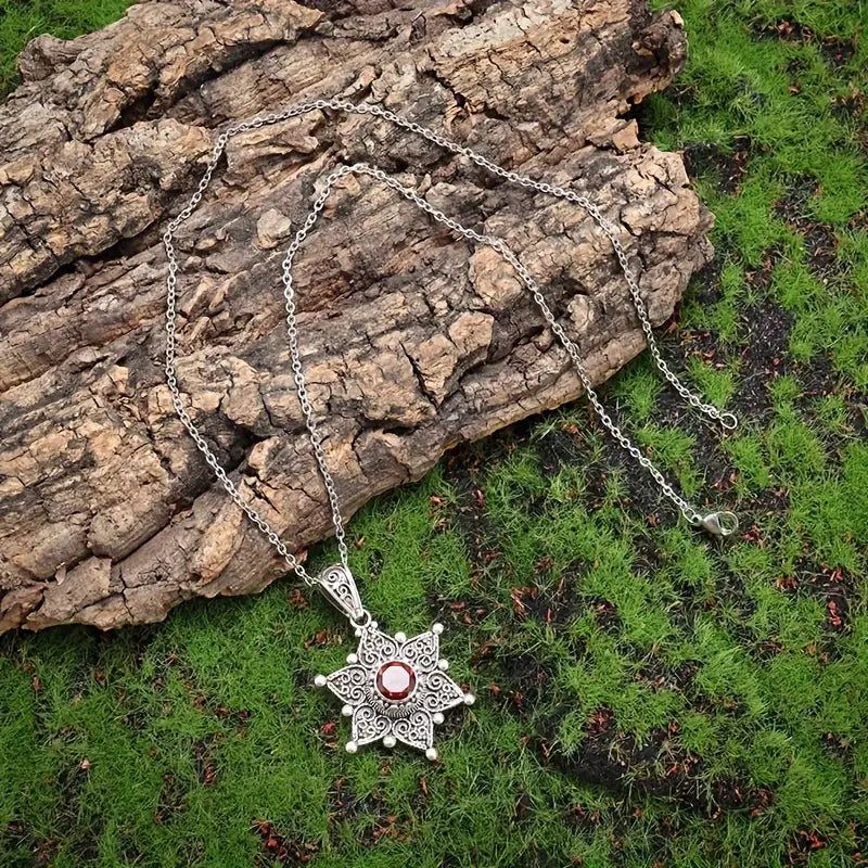 Elegante witgouden ketting met subtiele hangende steentjes