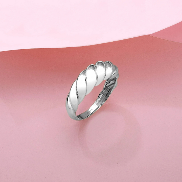 Elegante witgouden ring met verfijnde golven