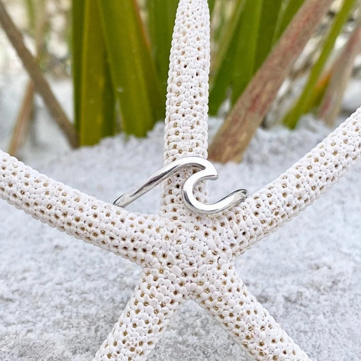 Elegante zilveren ring met golvende lijnen