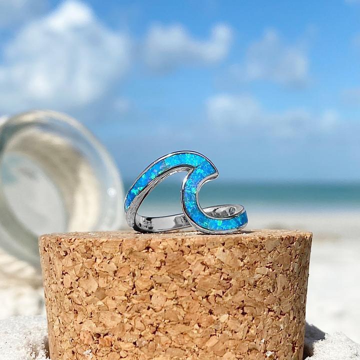 Zilveren ring met opaal en golvende vormen