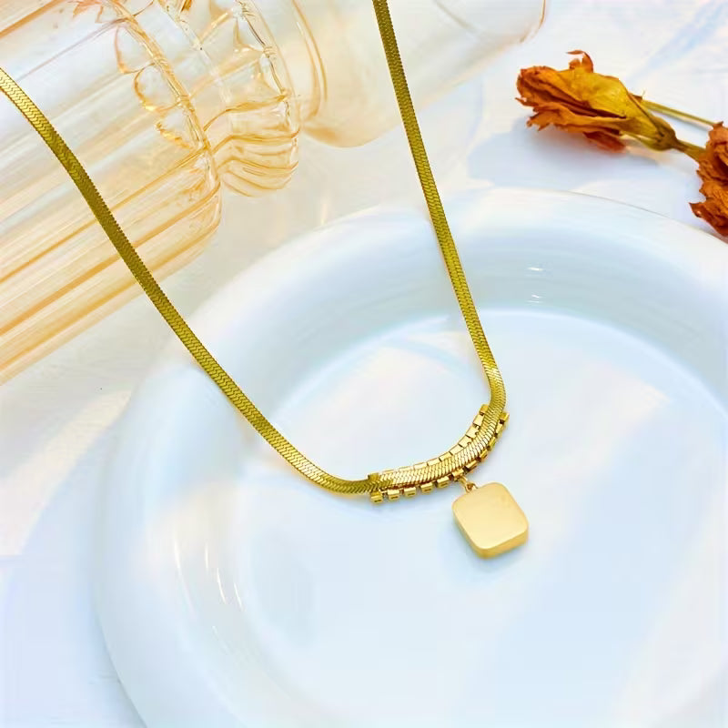 Elegante gouden hanger met smaragd prisma