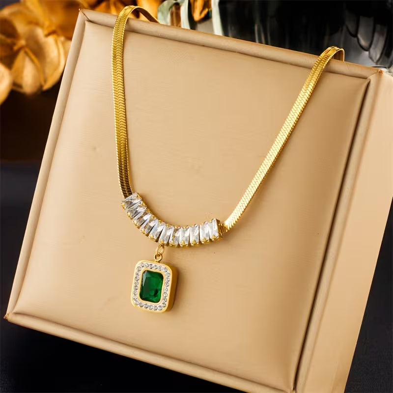 Elegante gouden hanger met smaragd prisma