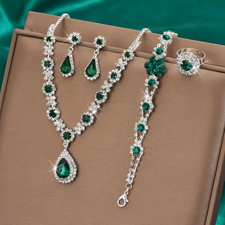 Elegante witgouden sieradenset met verfijnde details