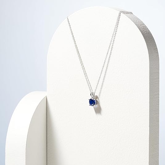 Elegante witgouden ketting met ronde geslepen saffier