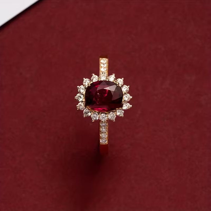 Elegante gouden ring met rode zirkonia