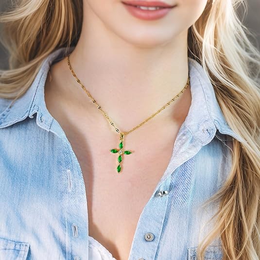 Elegante gouden ketting met smaragd kruis ontwerp